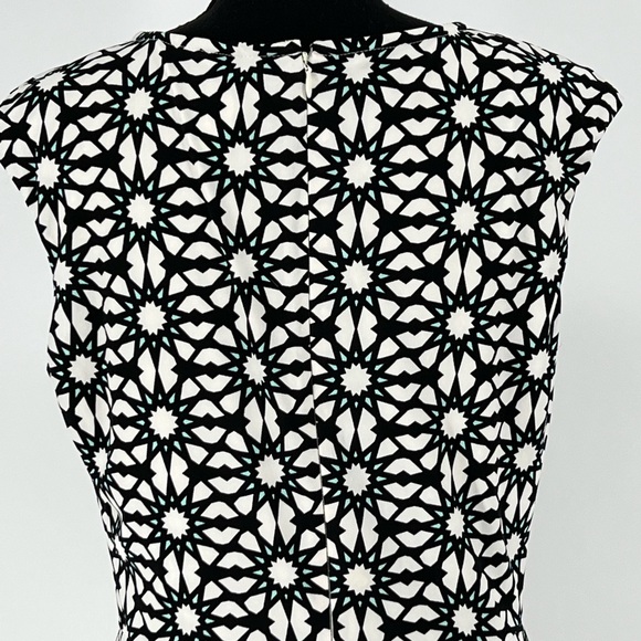 WISP GEOMETRIC KEYHOLE BODICE WHITE DRESS BLACK‎ DESIGN WITH BLUE ACCENT. - Picture 6 of 10